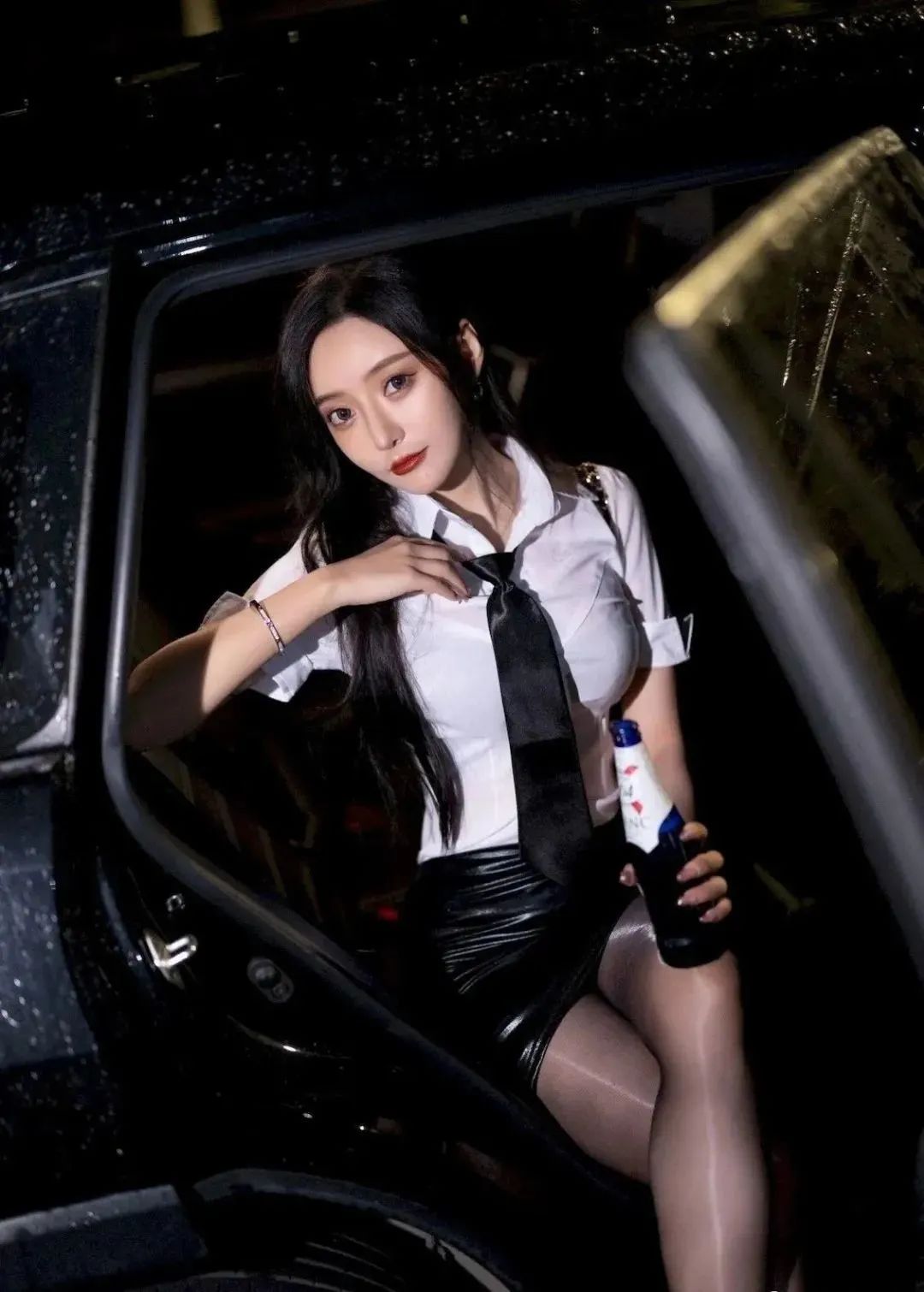 座驾上的绝色尤物！白衬黑裙勾勒完美身材，吸睛指数爆表！